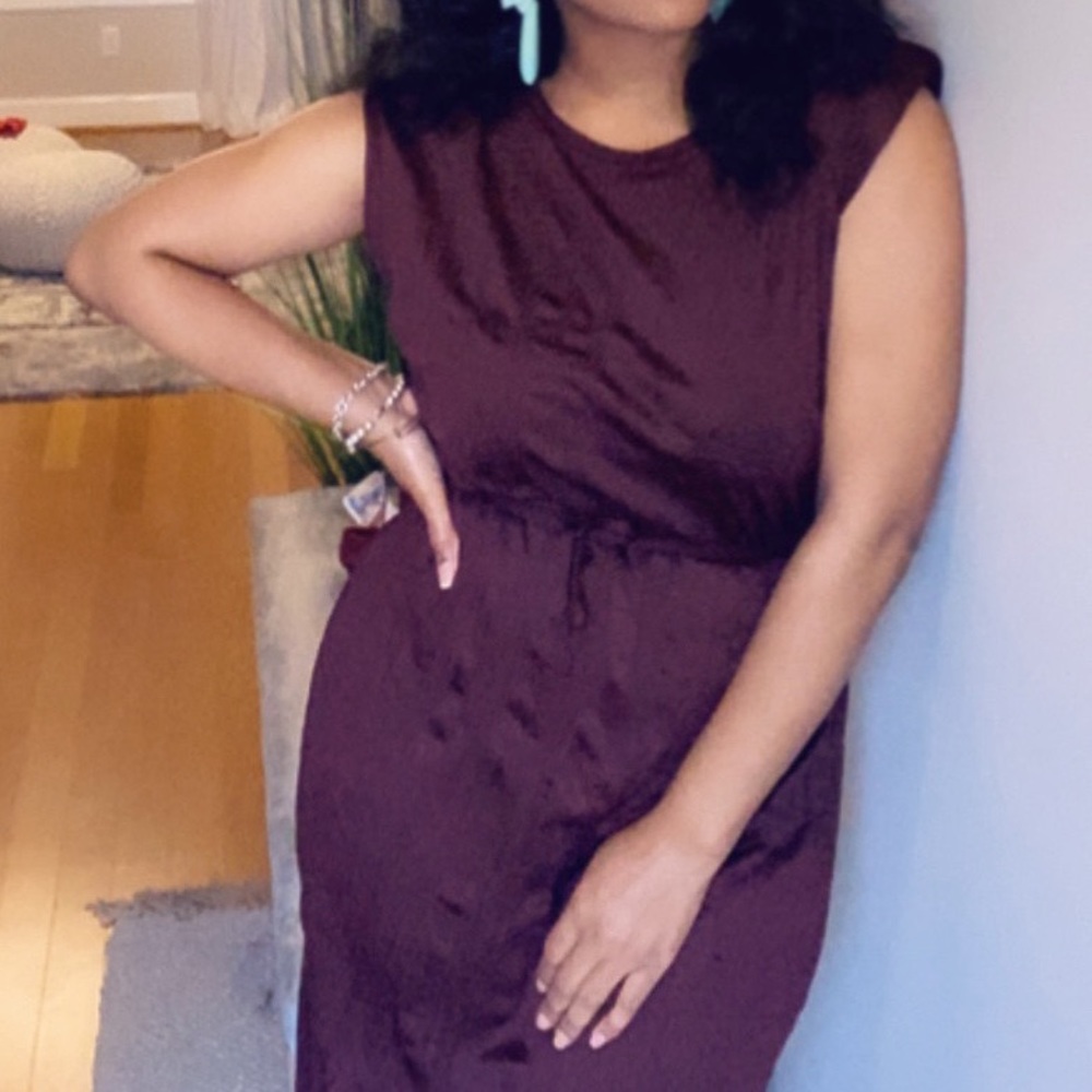 Wine, Sleek midi dress with shoulder pads